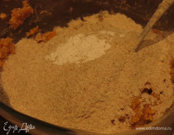 Всыпаем муку и разрыхлитель, перемешиваем.