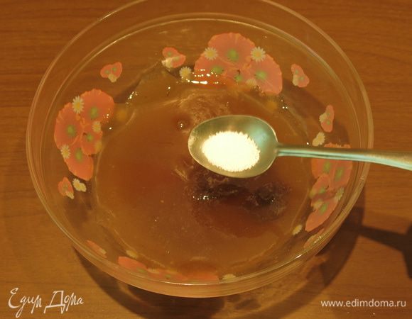 У меня получилось 220 г жидкости. Ставим жидкость в холодильник на 2 часа минимум. После этого времени в льняную слизь добавляем лимонную кислоту, 1/4 ч. л.