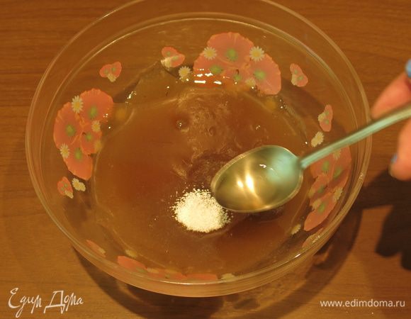 Наливаем 1/2 ч. л. яблочного уксуса.