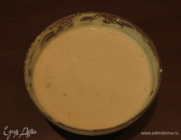 Всыпаем 1 ч. л. сахара ванильного и постепенно вводим 4 ст. л. сахара, сбиваем еще 10 минут, масса увеличивается в объеме.