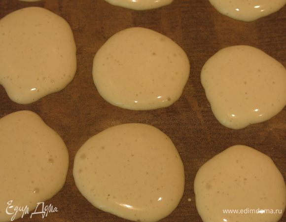 Выкладываем на противень «белки» и выпекаем при 85°С 1 час в режиме конвекция. Еще 1 час при 100°С в режиме конвекция. Если такого режима нет, то с приоткрытой дверцей.