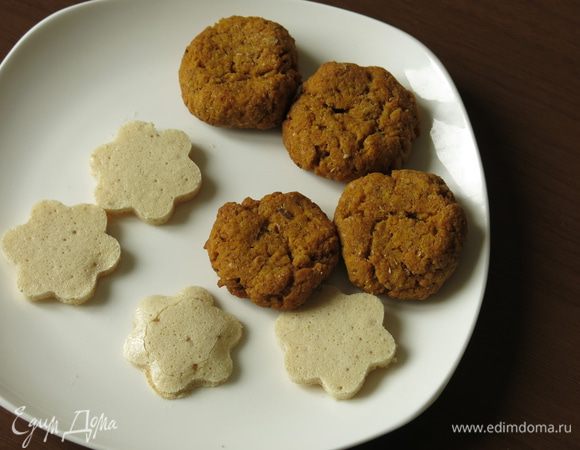 Безе получилось плоское, вырезаем безе по форме печенья.