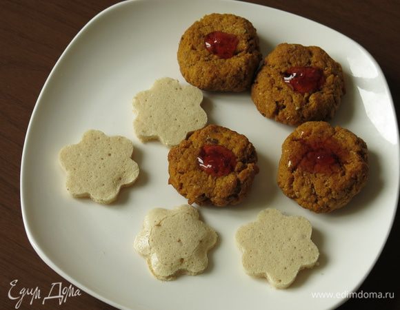 Кладем каплю варенья на печенье.