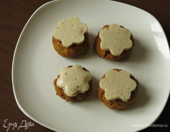 Соединяем печенье и безе. Посыпаем семенами льна. Приятного аппетита!