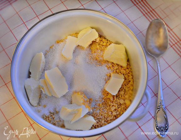 В миске смешайте измельченные хлопья, сахар и размягченное сливочное масло.