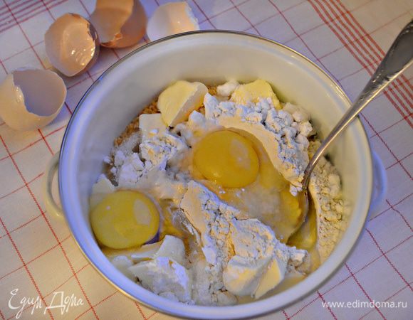 Далее добавьте муку, крахмал, 2 яйца и хорошо перемешайте.