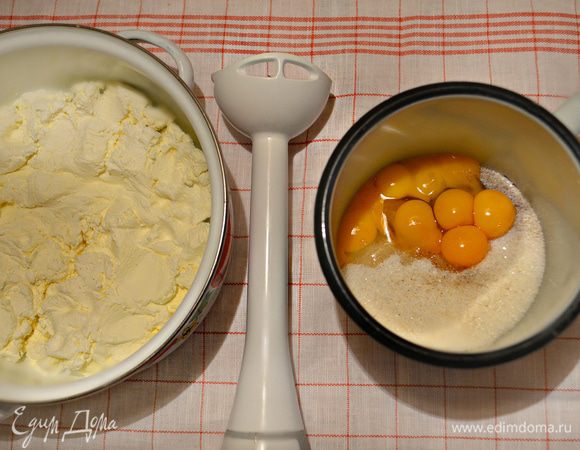 Для начинки приготовьте творог, яйца разотрите с сахаром 150 г (поскольку далее торт не выпекается, то в начинку лучше использовать перепелиные яйца). Замочите до набухания желатин.