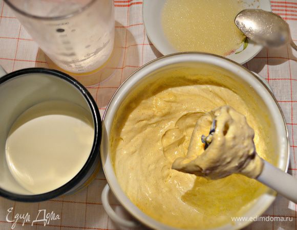 Соедините творог, лимонный сок, растертые с сахаром яйца, ванильный сахар, желатин.