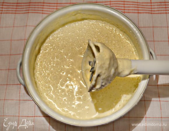 Сливки взбейте в отдельной посуде и введите в творожную массу.