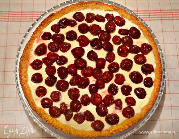 Замороженной вишне дайте оттаять, жидкость слейте в сотейник. Ягоды распределите сверху творожной массы.