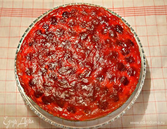 Вишневый сок (около стакана) вскипятите, добавьте сахар (оставшиеся 30 г) и введите разведенный в 100 мл холодной воды крахмал. Остудите желе, полейте им торт и поставьте на 3 — 4 часа на холод.