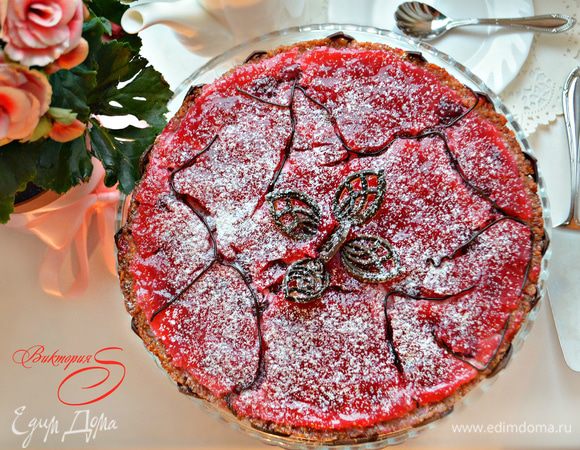 Готовый торт украсьте сахарной пудрой, шоколадом или взбитыми сливкам.