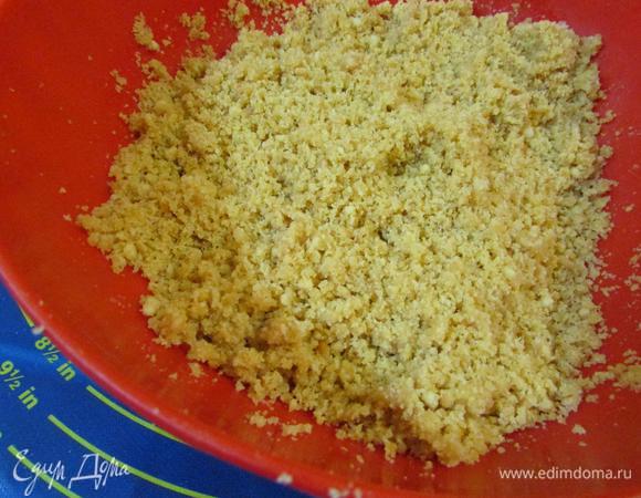 Должна получиться масляная крошка из печенья.