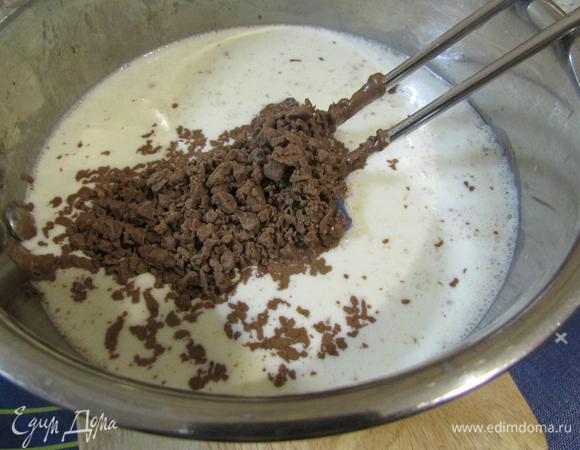 В сотейник налить молоко и сливки. Поставить на огонь и довести до кипения, постоянно помешивая. Затем снять с огня и всыпать шоколад. Мешать до полного растворения шоколада.