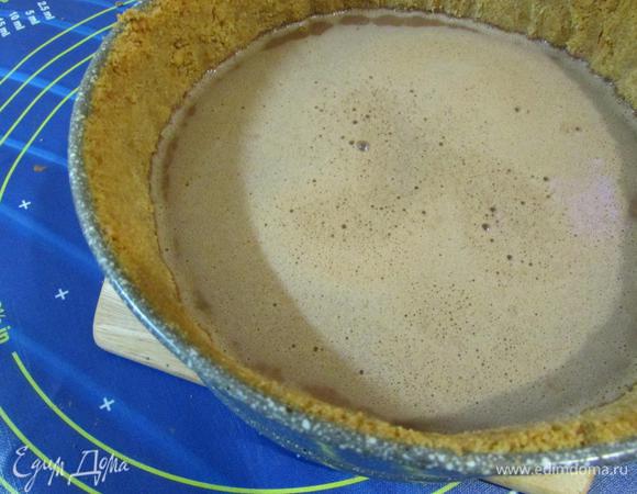 Ганаш вылить на корж. И, вновь, отправить в духовку на 20 минут, или выпекать до тех пор, пока ганаш перестанет трястись.