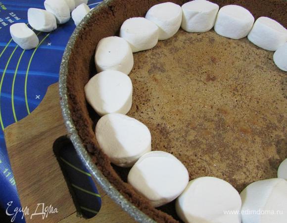 Форму с тартом извлечь из духовки, и на горячий шоколадный ганаш уложить маршмеллоу.