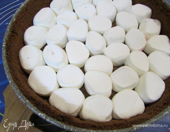 Должно получиться вот так. Духовку установить на режим «гриль» и выставить температуру на 180°С. Отправить форму в духовку. Выпекать, чтобы маршмеллоу лишь чуть-чуть подрумянилось, примерно 1 — 2 минуты.