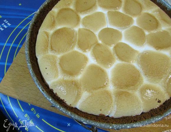 Готовый тарт извлечь из духовки и дать остыть прямо в форме, не надо открывать форму, пока не остынет полностью, а то все рухнет. Затем аккуратно, острым ножом провести вдоль бортика формы и только потом открыть.
