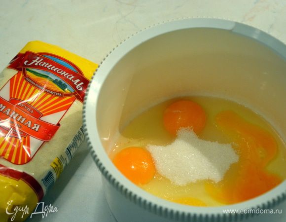 Разъемную форму (20 см) смазать сливочным маслом и убрать в морозильник. Взбить сахар, 3 яйца и 1 желток. Добавить сметану, манную крупу ТМ «Националь», растопленное сливочное масло, ванильный экстракт, соль и тщательно перемешать миксером.