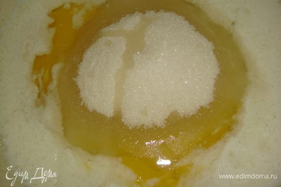 В миске смешиваем теплое молоко, растопленное сливочное масло, 1 яйцо, 1 желток (белок оставляем для смазывания), соль, сахар. Все перемешиваем.