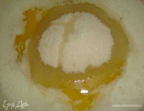 В миске смешиваем теплое молоко, растопленное сливочное масло, 1 яйцо, 1 желток (белок оставляем для смазывания), соль, сахар. Все перемешиваем.