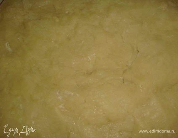 Частями всыпаем муку и замешиваем эластичное тесто. Накрыть посуду с тестом полотенцем и убрать в теплое место на 2 часа. 