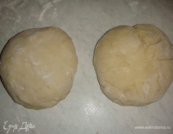 Разделить тесто на 2 части.