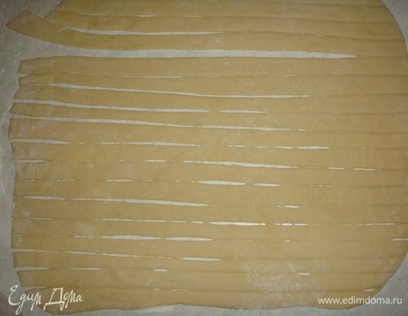 Тонко раскатать одну часть и нарезать полосками шириной 1 см.