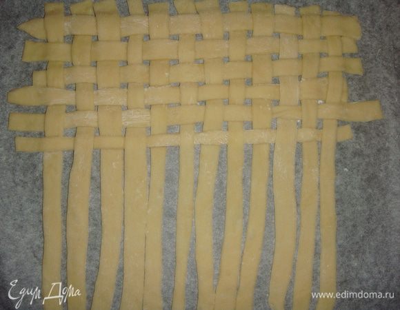 Противень застелить пекарской бумагой и на нем начинаем плести «коврик».