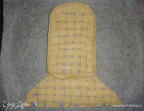 Берем полоску и укладываем ее, как на фото. Проходим внутри второй полоской так же, чтобы стенки были потолще.