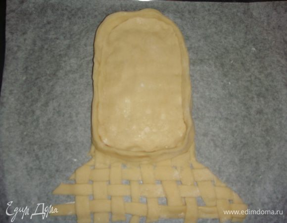 Раскатать небольшой кусочек теста, вырезать его, делая стельку в лапоть. Прижать ее к стенкам.