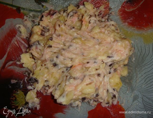 Добавить банан и тоже размять вилкой. Начинку перемешать и разделить на 2 части.