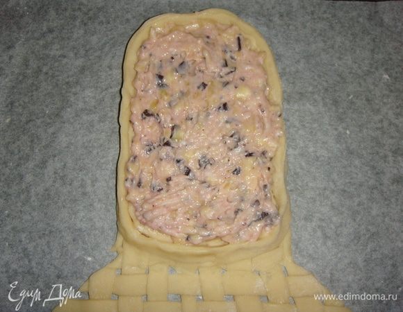 Внутрь лаптя выкладываем одну часть начинки и распределяем ее ровным слоем.