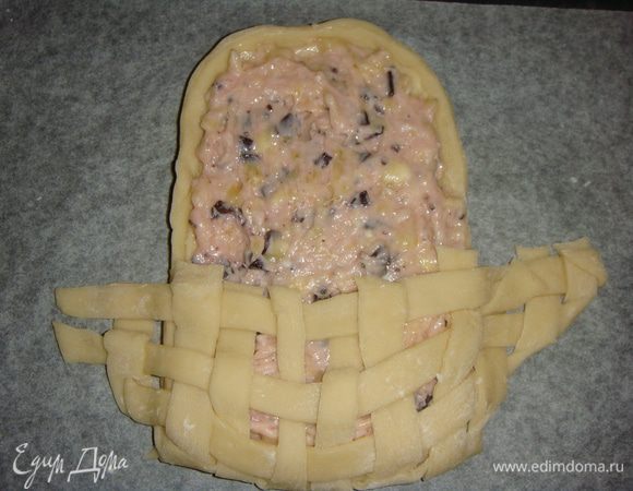 Нижнюю часть теста заворачиваем поверх начинки.