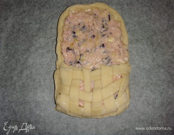 Обрезаем лишнее тесто.  Прижать тесто по бокам лаптя.