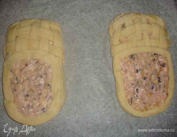 Ставим противень в теплое место на 30 минут. Смазываем лапти яичным белком. Выпекаем в разогретой до 180°С духовке 30 минут, до золотистого цвета.