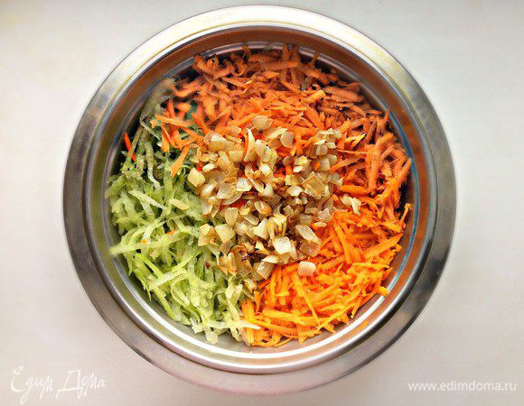 Репчатый лук мелко нарезать и пассеровать на растительном масле. Редьку, морковь и тыкву натереть на крупной терке.