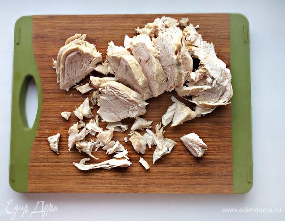 Куриную грудку отварить до готовности в подсоленной воде. При варке я обычно добавляю сухие коренья и специи. Готовую куриную грудку охладить и нарезать на мелкие кусочки либо разобрать на волокна.