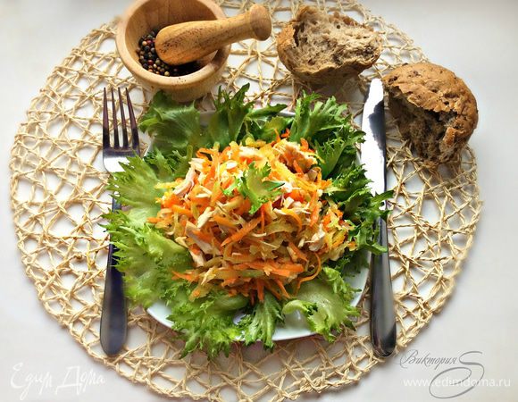 Все составляющие салата смешать в миске, приправить солью, перцем и заправить тыквенным маслом Biolio. На тарелке разложите промытые и высушенные листья салата фриссе и сверху горкой выложите заправленный салат. Приятного вам аппетита!