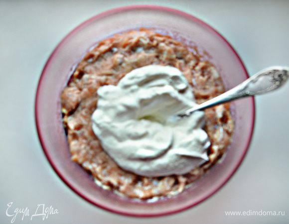 Добавьте в фарш сметану ТМ «Углече Поле», приправьте солью, перцем и прованскими травами.