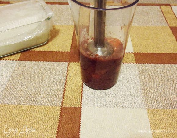 Земляника у меня была заморожена. Я ее собирала летом в окрестностях Казани на Высокой горе. Вкусная, ароматная! Предварительно размороженную землянику и сахар измельчить блендером до полного растворения сахара. Я добавила 2 столовые ложки сахара. 