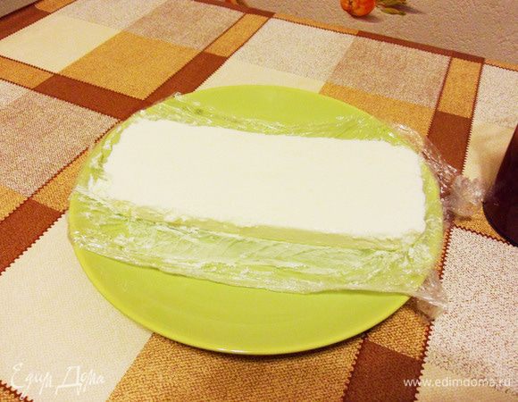 Застывший десерт за пленку осторожно вытащить из формы. Пленку развернуть. Порезать на прямоугольники.