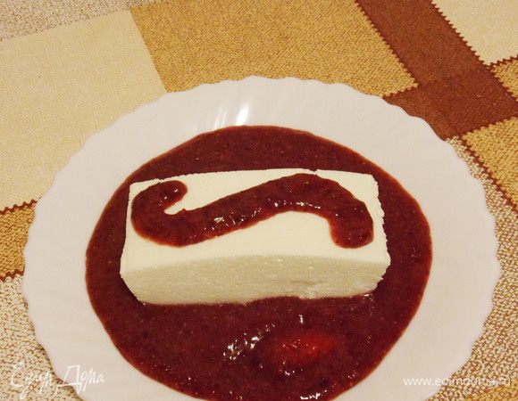 На десертную тарелку щедро наливаем земляничный соус, аккуратно на лопаточке переносим кусочек десерта. Сверху еще немного польем соусом.