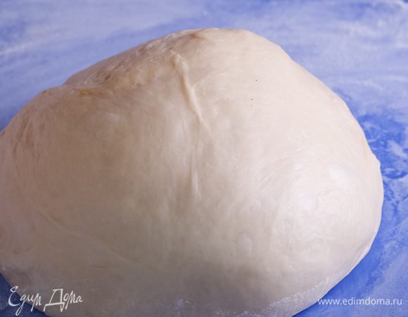 Готовим дрожжевое тесто. Молоко подогреваем до теплого состояния (37°С). Растворяем в нем дрожжи. Добавляем все остальные ингредиенты, кроме муки, перемешиваем. Постепенно добавляем муку и замешиваем мягкое тесто. Формируем его в шар и кладем в миску для увеличения в объеме минимум в 2 раза. Подходить тесто должно в теплом месте. Поверхность миски лучше накрыть полотенцем или затянуть пленкой. Через 1 — 2 часа тесто должно увеличиться в 1,5 — 2 раза.