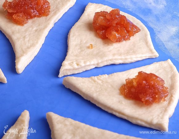 В каждый сегмент кладем по 1 ст. л. яблочного мармелада.