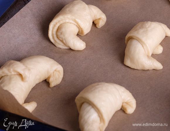 Сворачиваем рогалики и каждый переносим на противень, застеленный бумагой для выпечки.