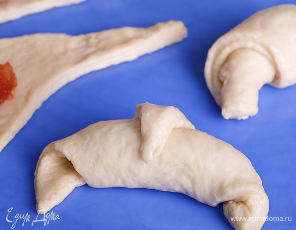 Смазываем рогалики взбитым желтком и ставим выпекаться при 200°С около 15 — 20 мин.