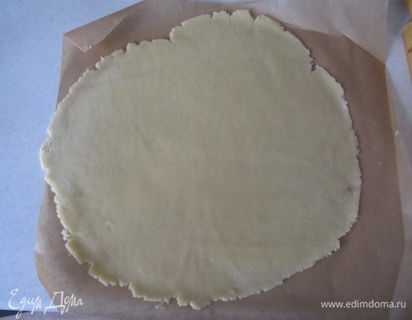 Раскатываем тесто с помощью скалки в круг.