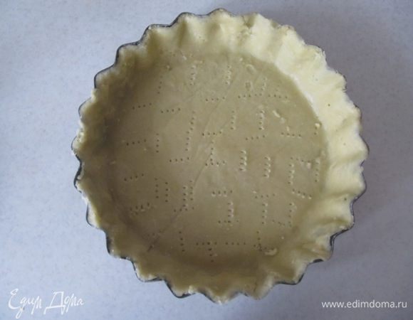 Переносим тесто в форму, накалываем его по всей поверхности, накрываем пергаментом и отправляем в холодильник минимум на 1 час.
Такое тесто при желании можно оставить в холодильнике на сутки.