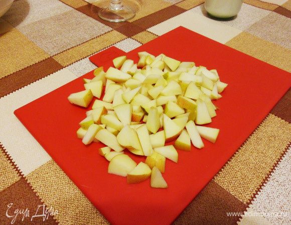 Яблоко нарезать кубиками. Чтобы яблоко не потемнело, протирайте нож ломтиком лимона.